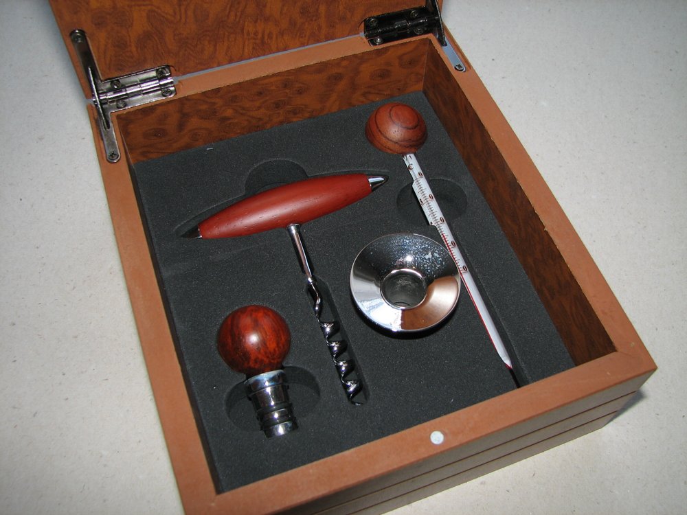 foto �ty�d�ln� souprava na serv�rov�n� v�na